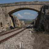 Torniamo ora indietro sui nostri passi per raggiungere un piccolo cavalcavia stradale che ci permette di scendere sui binari situati sul ponte